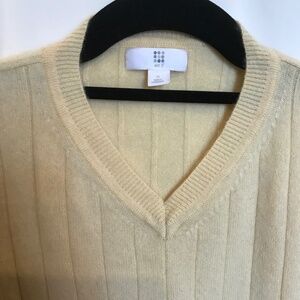 Cashmere Unisex classic V-Neck sweater in soft yellow size XL by apt.9